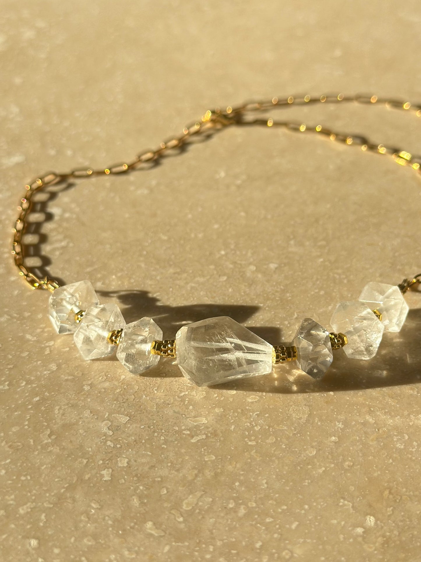 Collier Cristal de roche et Hématite – Clarté et Ancrage