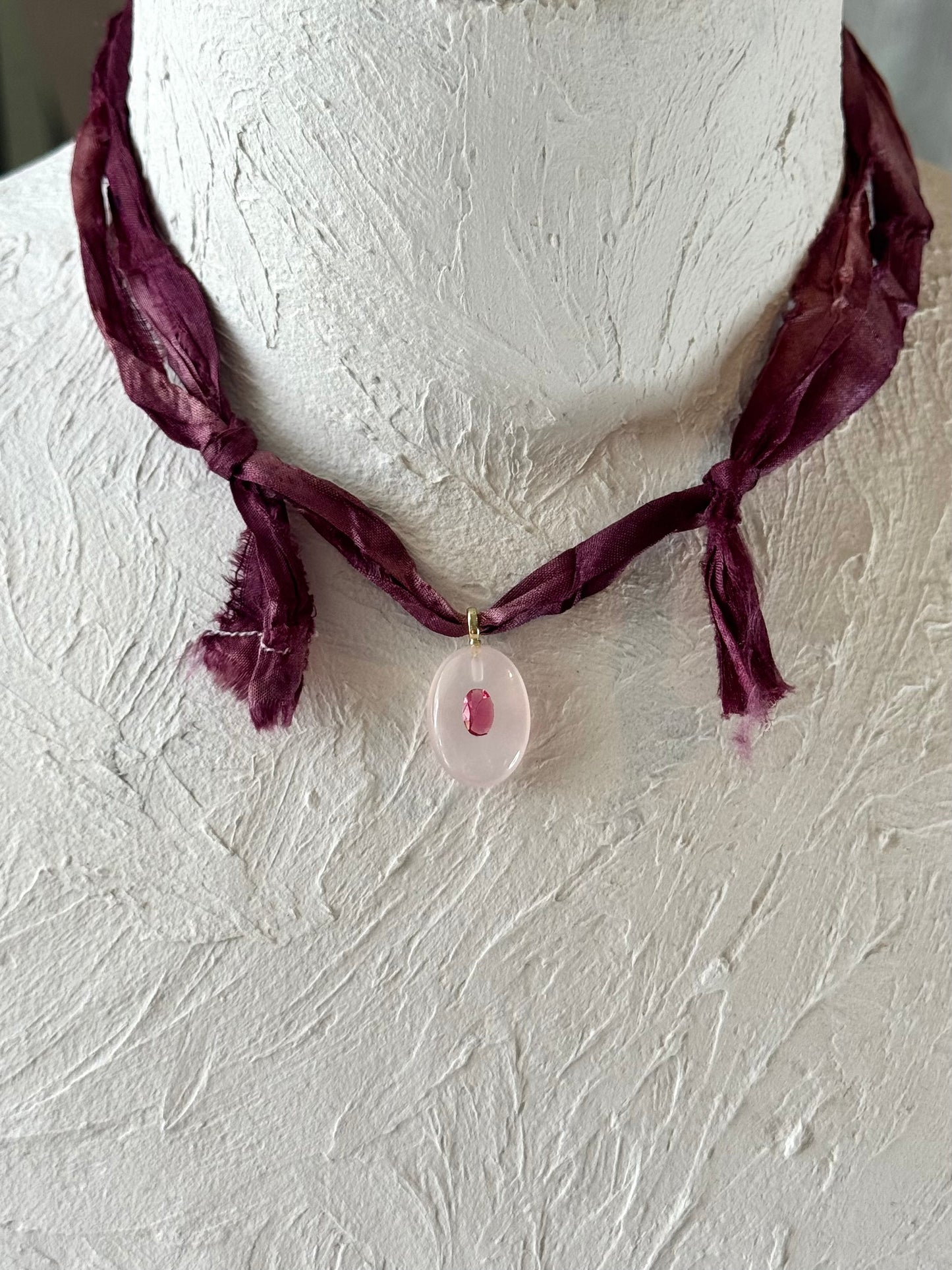 Collier Quartz rose sur ruban de soie — Le Murmure du Cœur