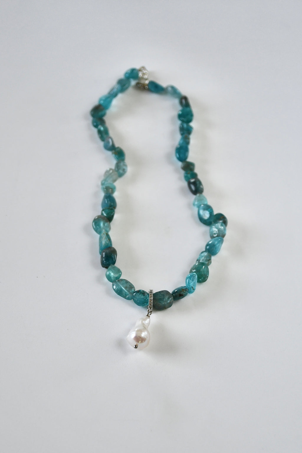 Collier Apatite & Perle d’eau douce — La voix de l’intuition
