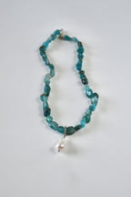 Collier Apatite & Perle d’eau douce — La voix de l’intuition
