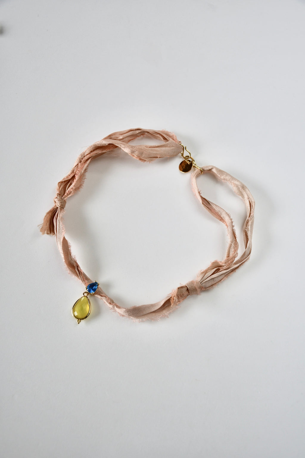 Collier Jade sur ruban de soie — La pierre des sages