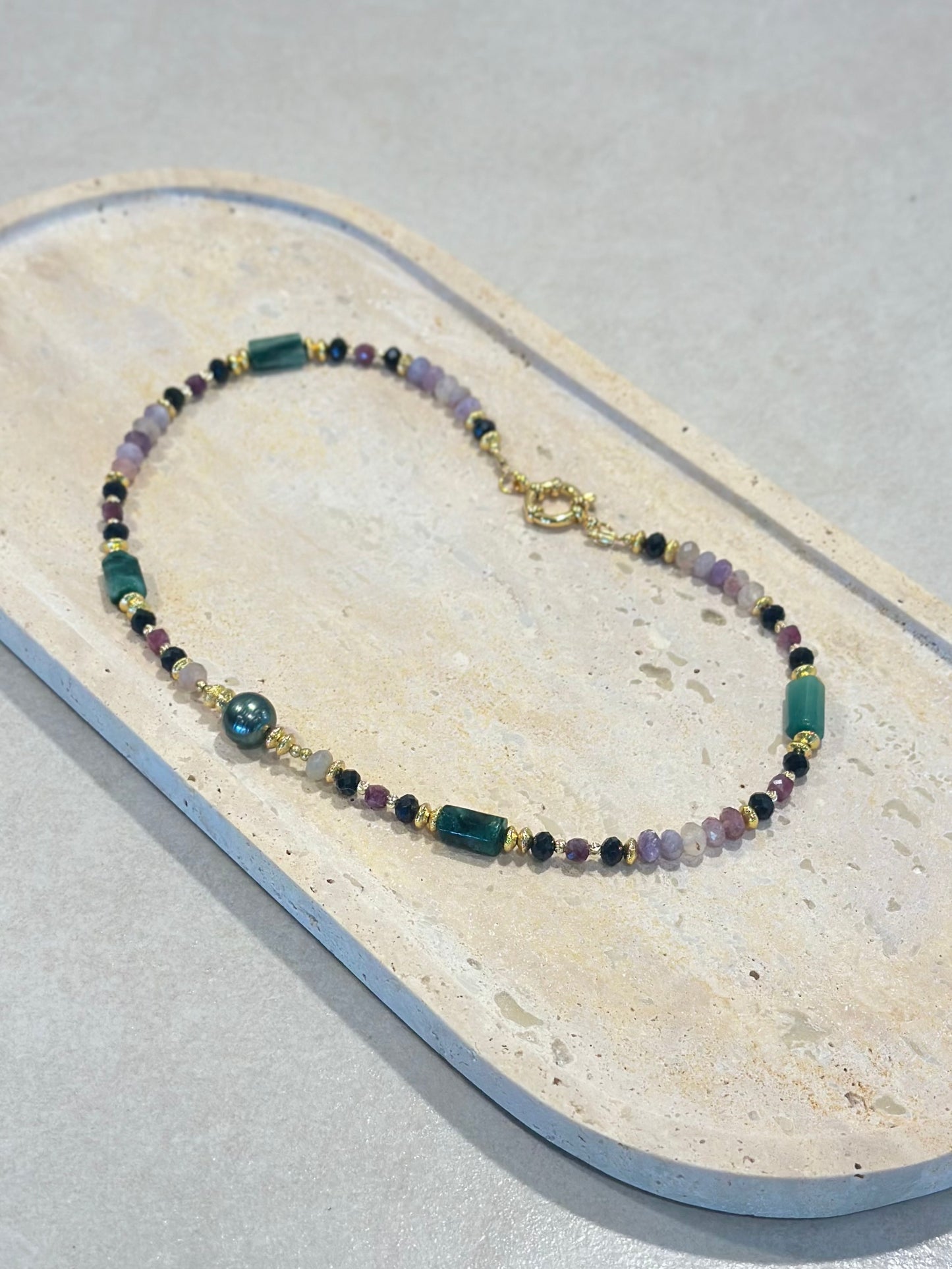 Collier “Ancrage du cœur” perle de Tahiti, tourmaline et émeraude