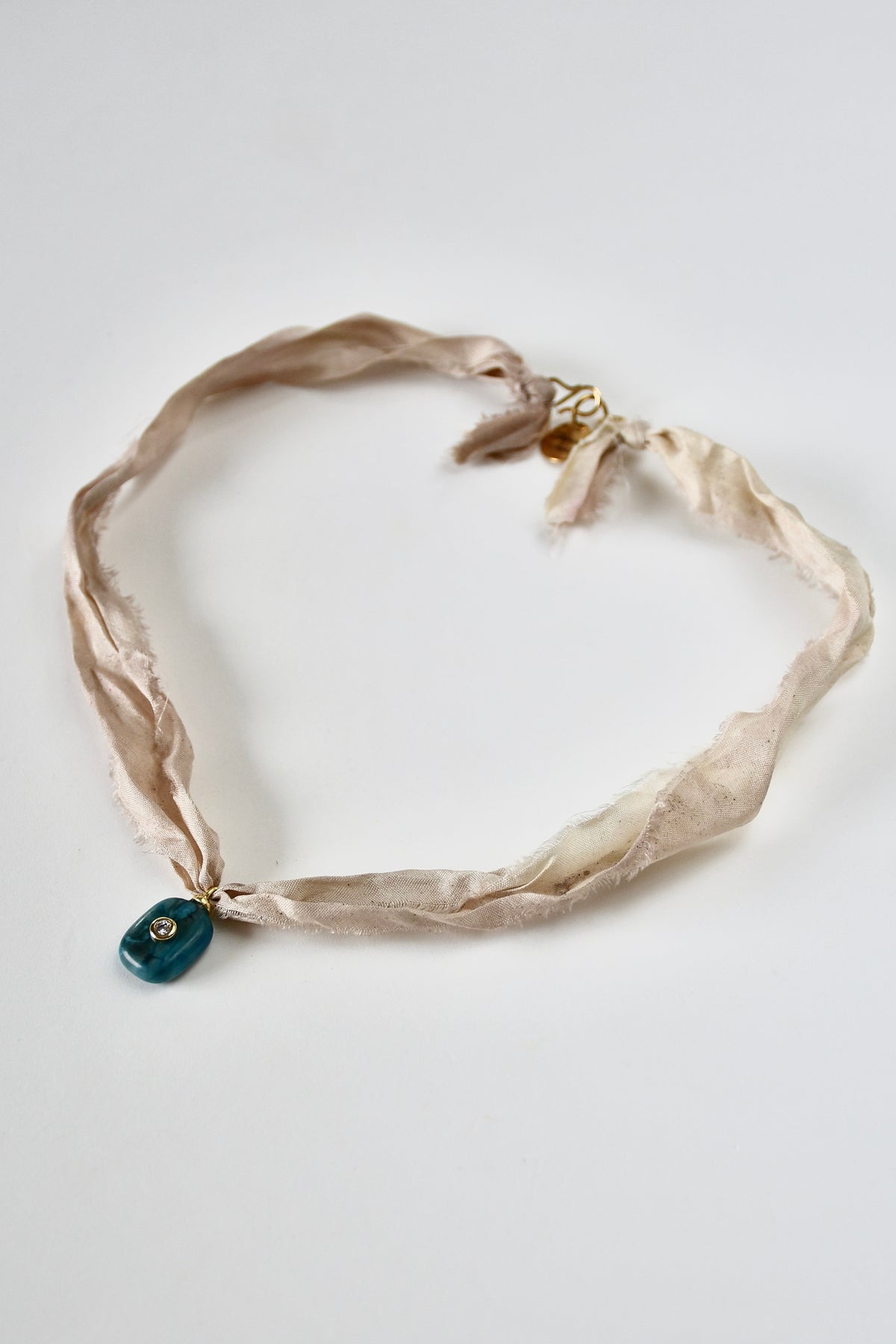 Collier Apatite sur ruban de soie — L’Éveil de la Clarté