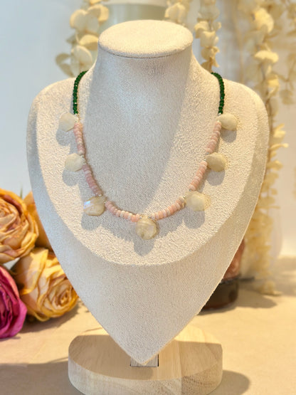 Collier Opale rose, Pierre de lune & Jade — Douceur émotionnelle et harmonie féminine