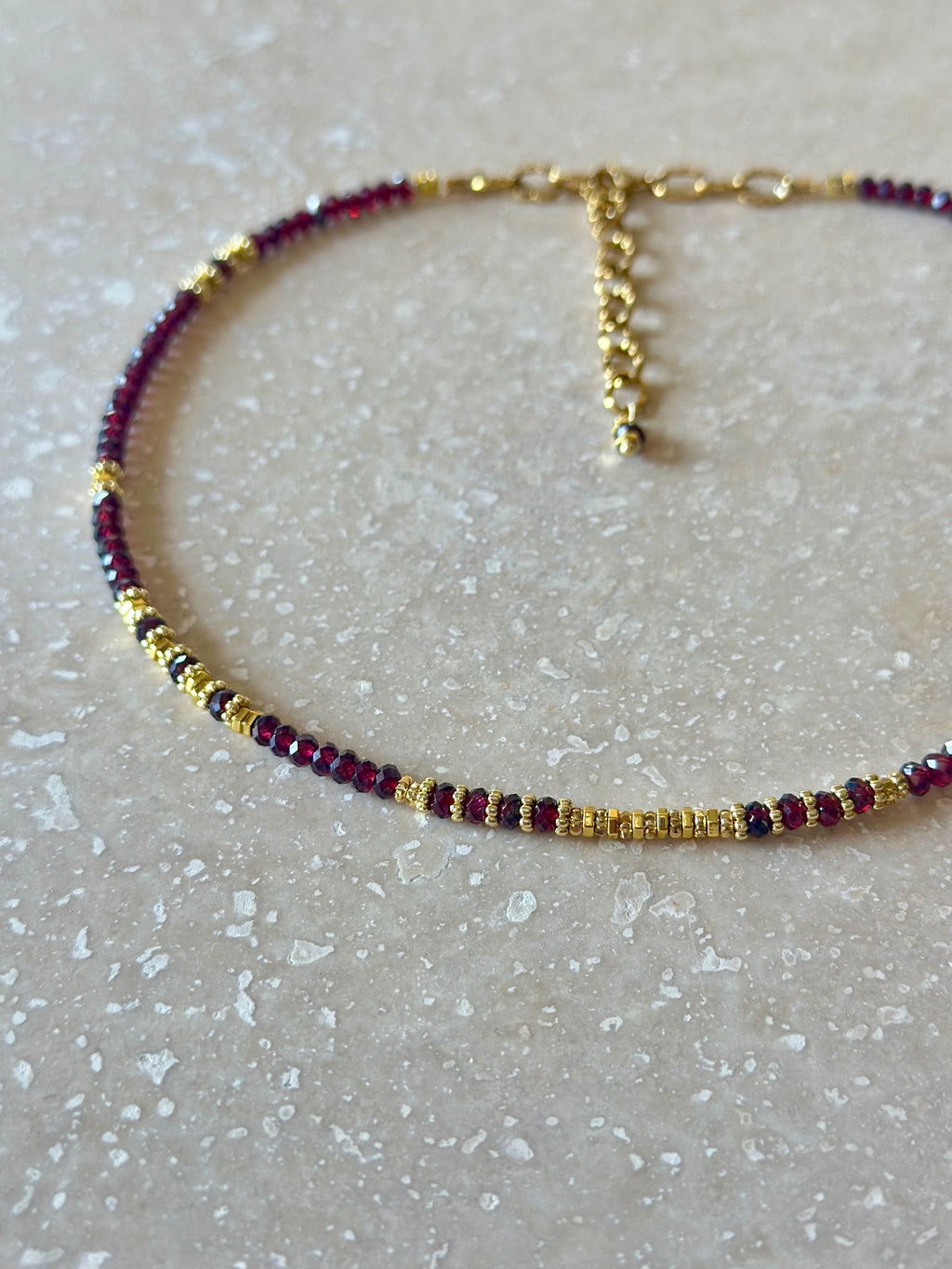 Collier fin Grenat et Hématite – Vitalité et Ancrage