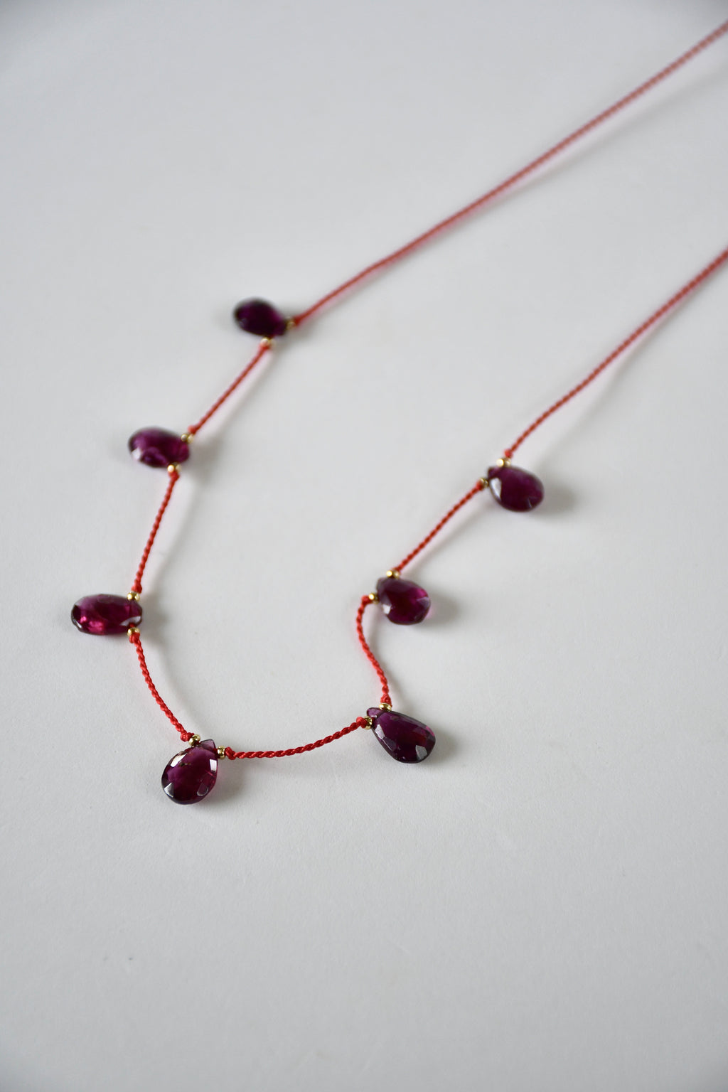 Collier Grenat sur soie