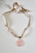 Collier Quartz rose sur cuivre et ruban de soie — La Douceur Retrouvée