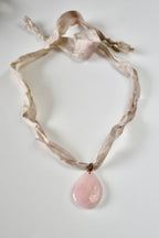 Collier Quartz rose sur cuivre et ruban de soie — La Douceur Retrouvée