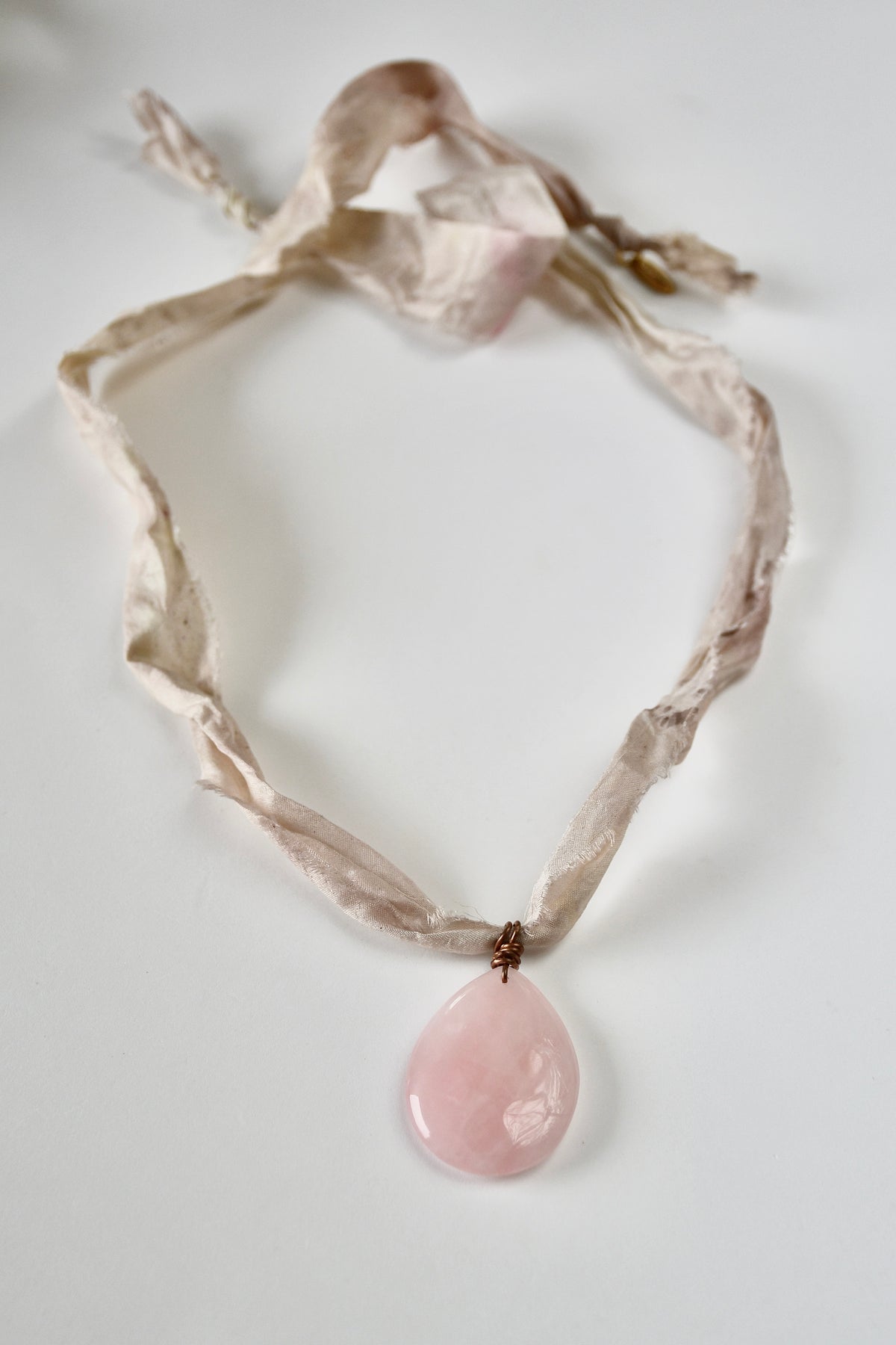 Collier Quartz rose sur cuivre et ruban de soie — La Douceur Retrouvée