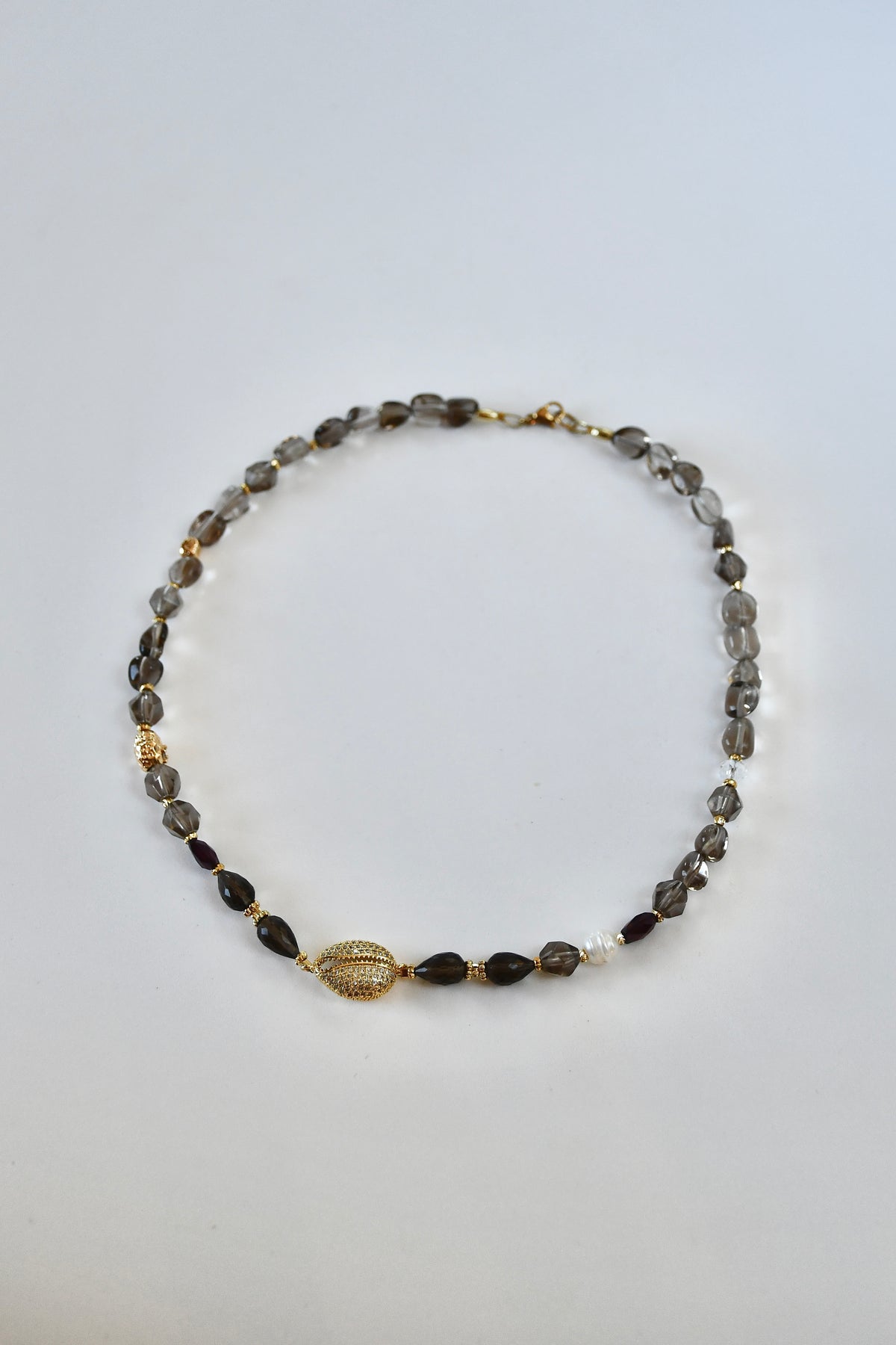 Collier Quartz fumé & Perle d’eau douce — L’ancrage lumineux