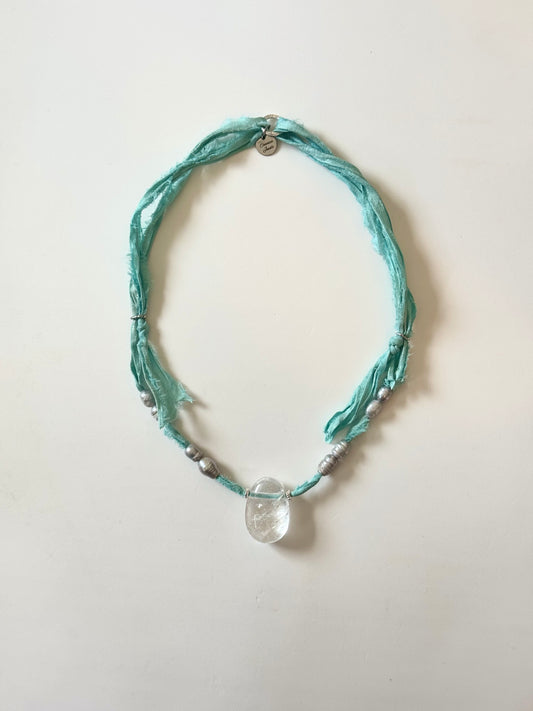 Collier Cristal de roche & Perles d’eau douce sur soie