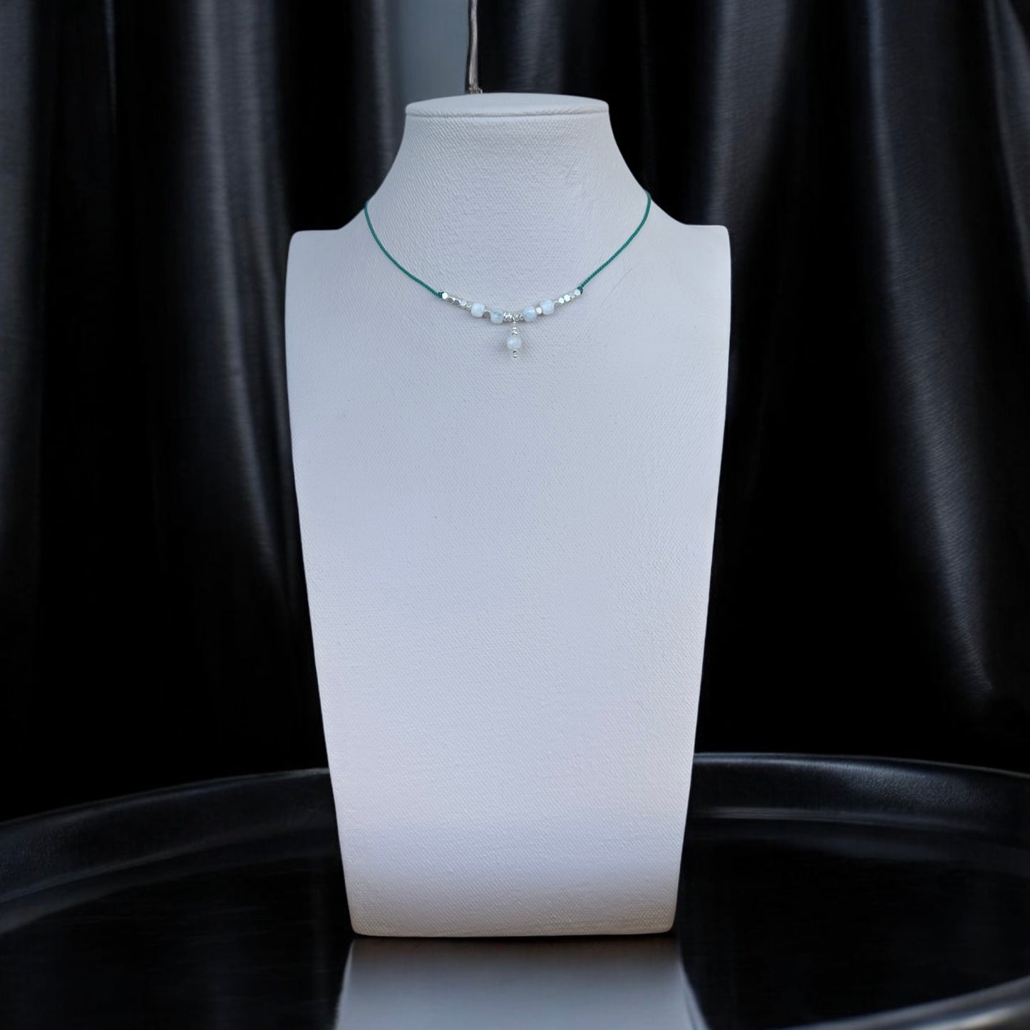 Collier de soie et Pierre de Lune