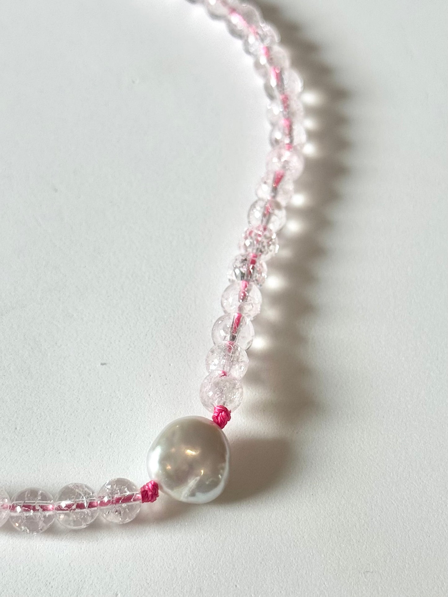 Collier Cristal de roche & Perle sur Nylon rose