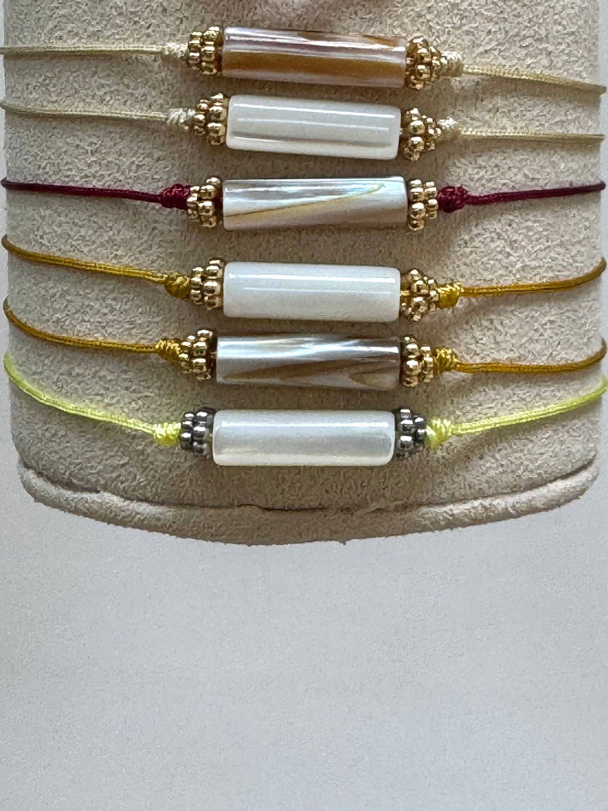 Bracciali colorati in madreperla
