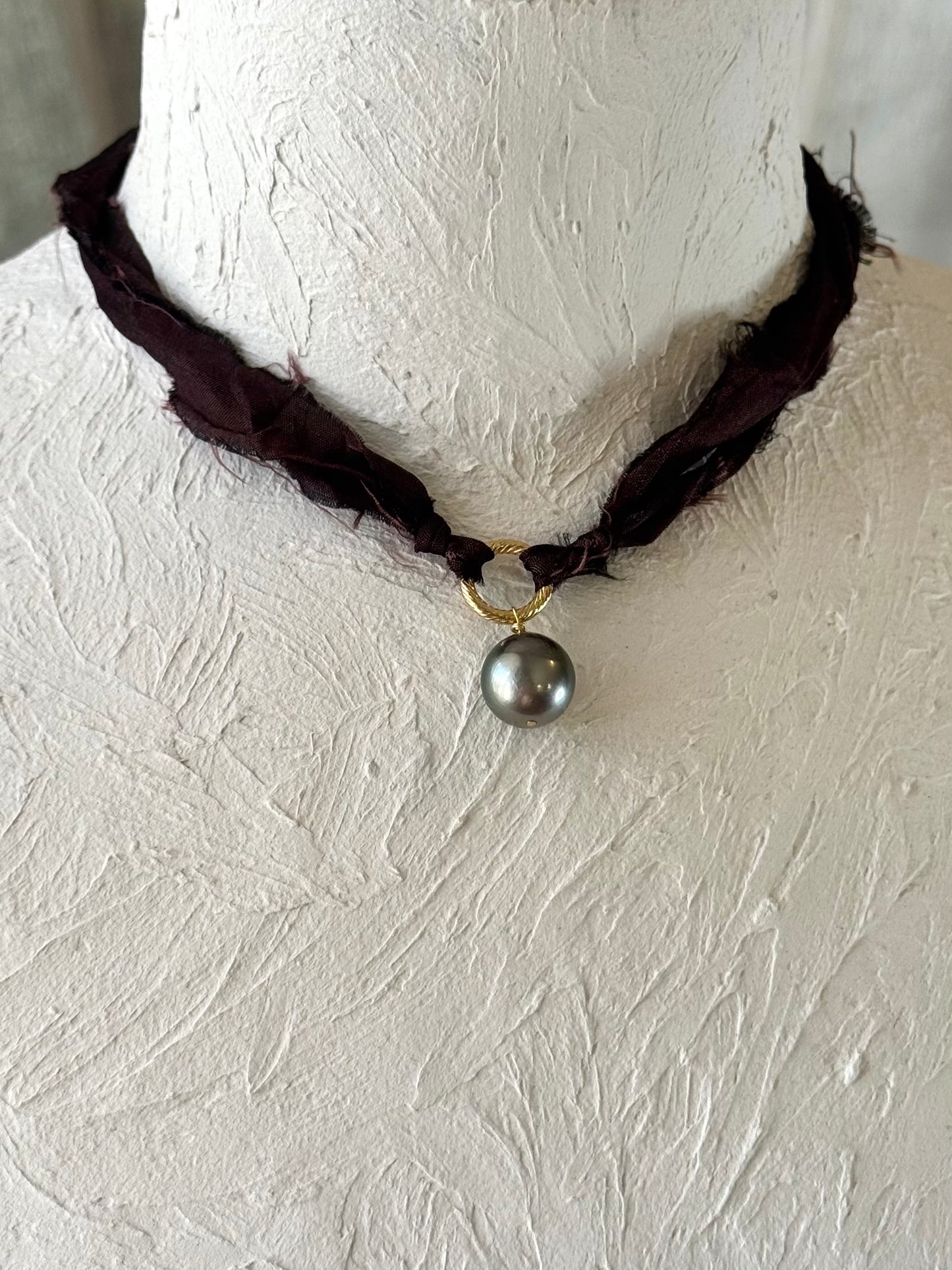 Collier perle de Tahiti sur ruban de soie — Le Mystère des Profondeurs