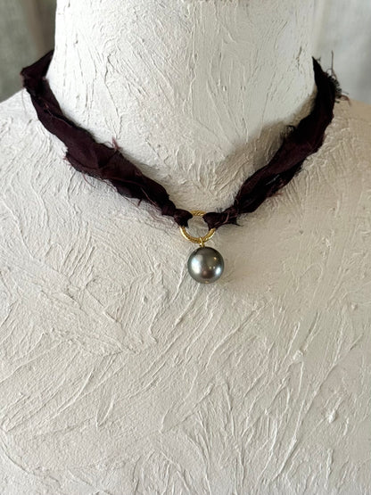 Collier perle de Tahiti sur ruban de soie — Le Mystère des Profondeurs
