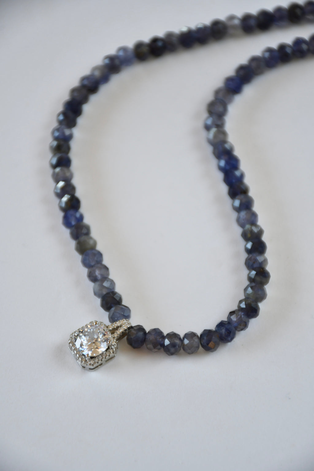 Collier Iolite & Zirconium — Vision intérieure et guidance intuitive