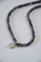 Collier Iolite & Zirconium — Vision intérieure et guidance intuitive
