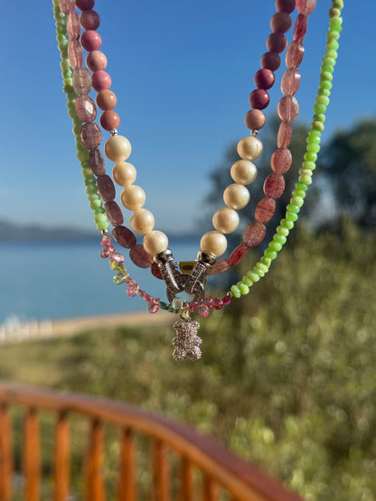 Collier Rhodonite & Perles d’eau douce — La douceur comme acte de courage