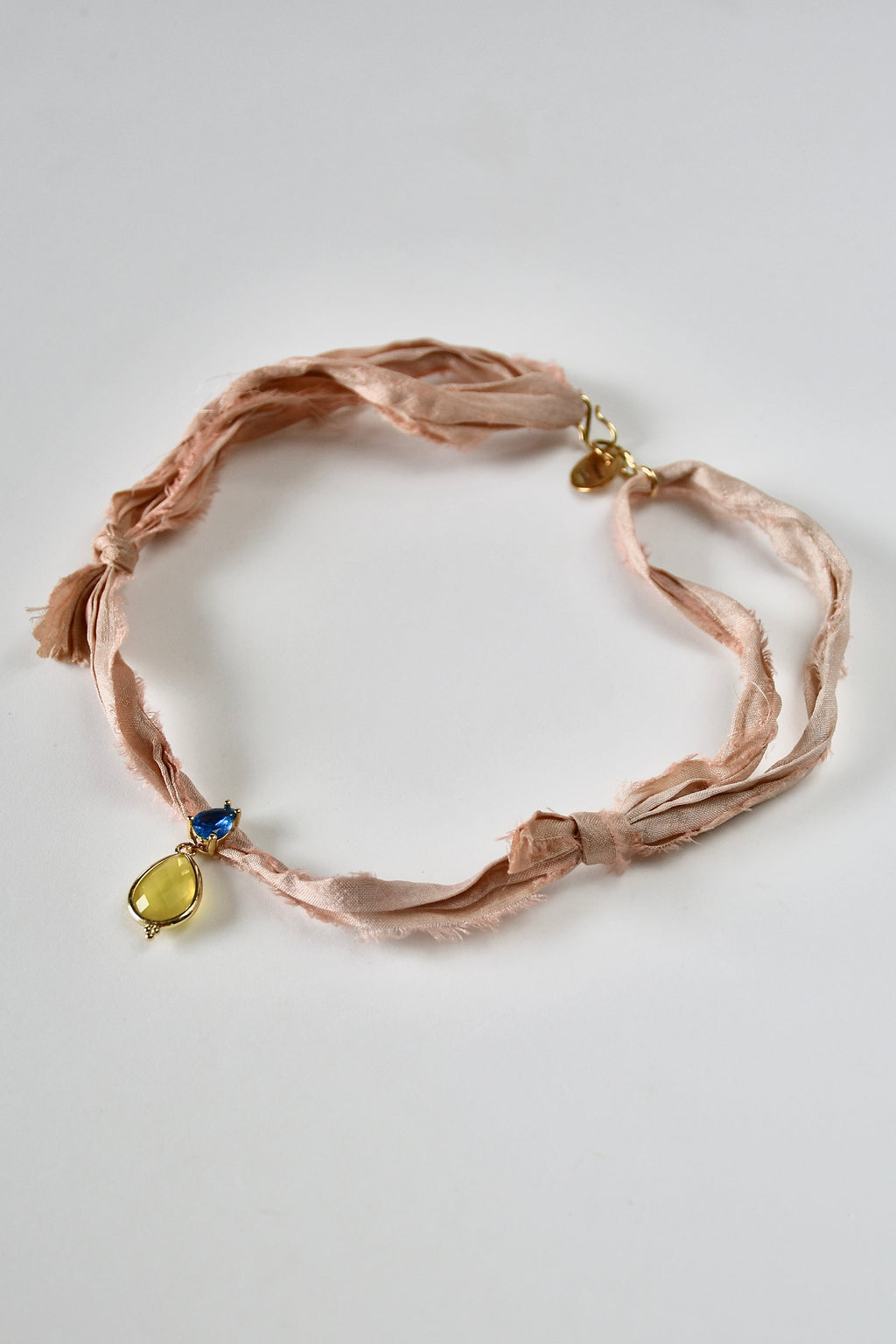 Collier Jade sur ruban de soie — La pierre des sages