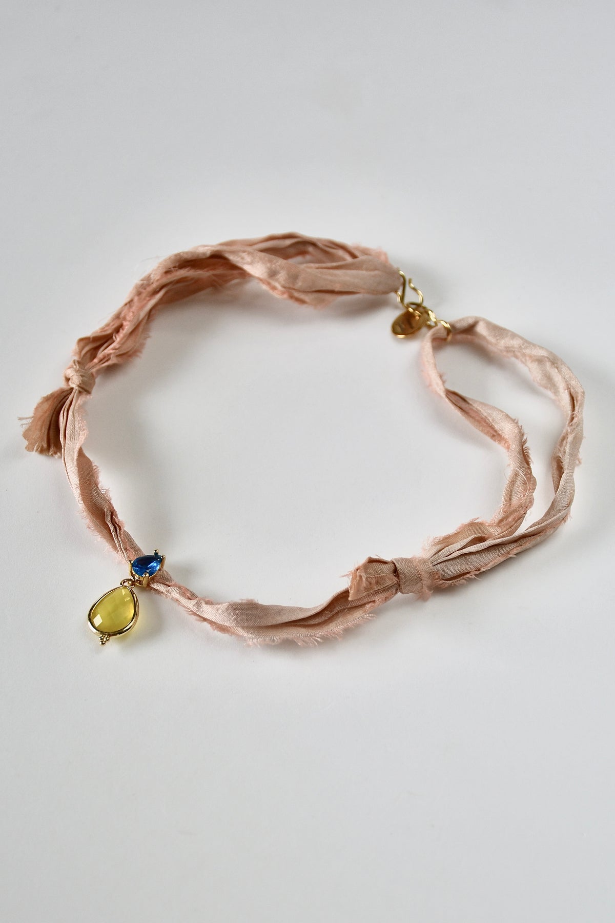 Collier Jade sur ruban de soie — La pierre des sages