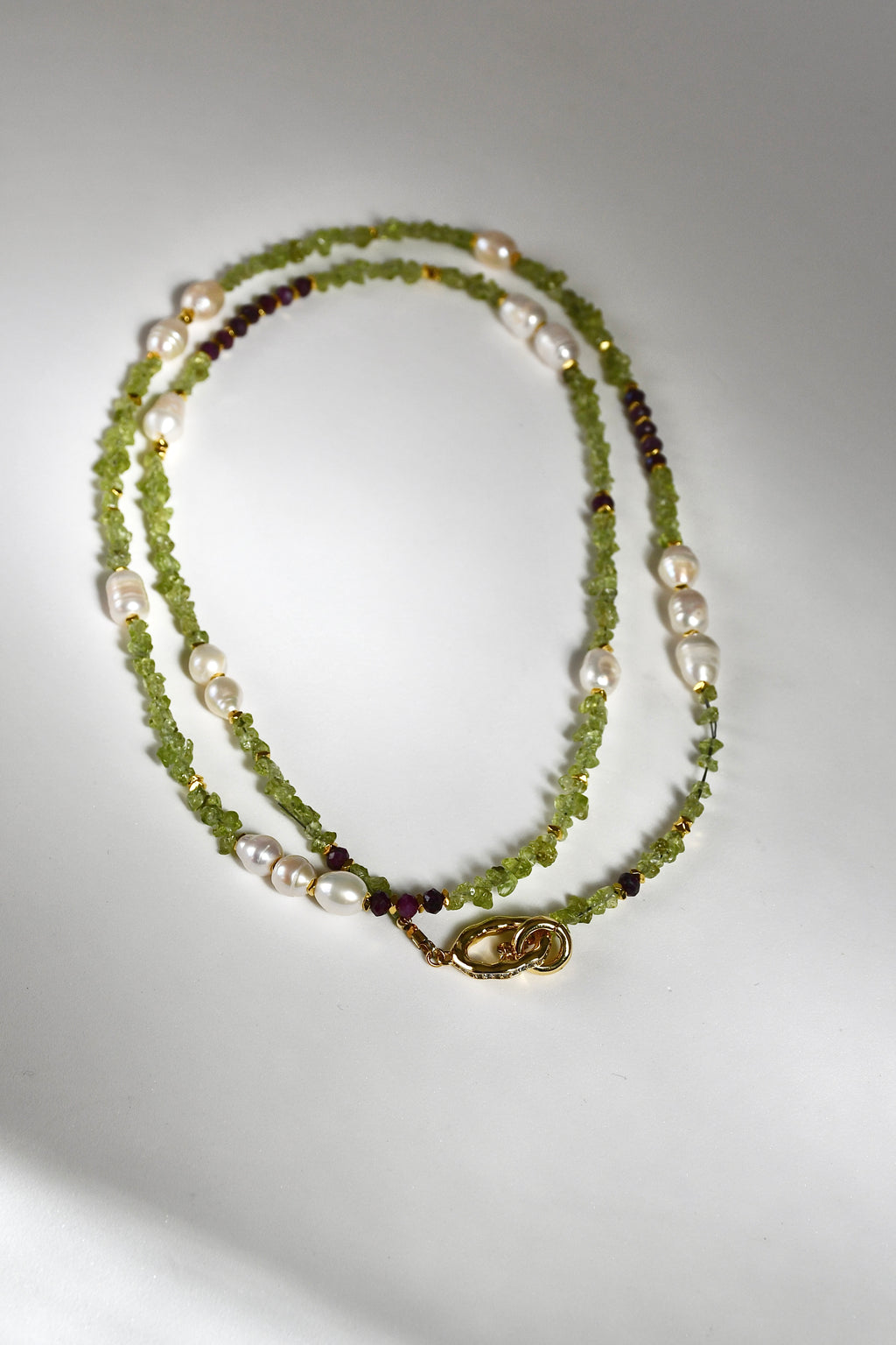 Collier long à double tours Péridot & Perles d’eau douce