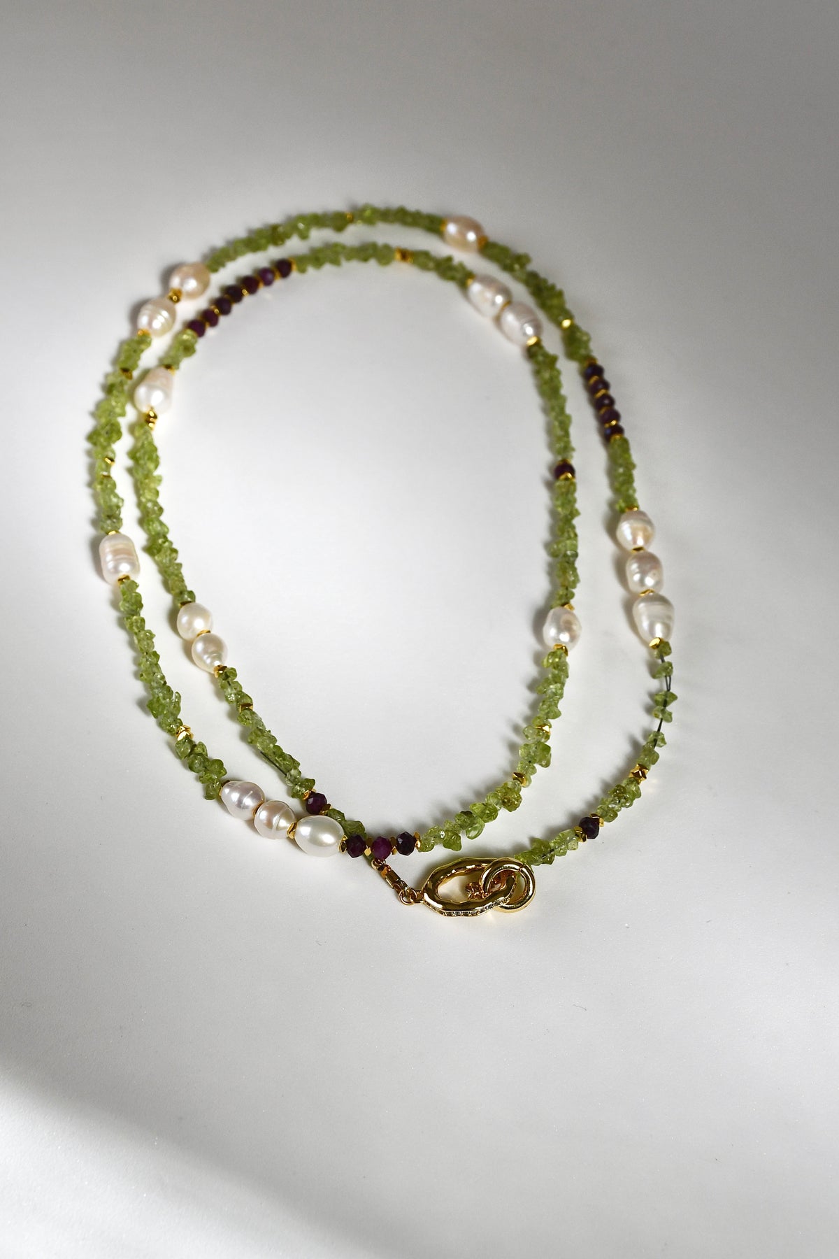 Collier long à double tours Péridot & Perles d’eau douce