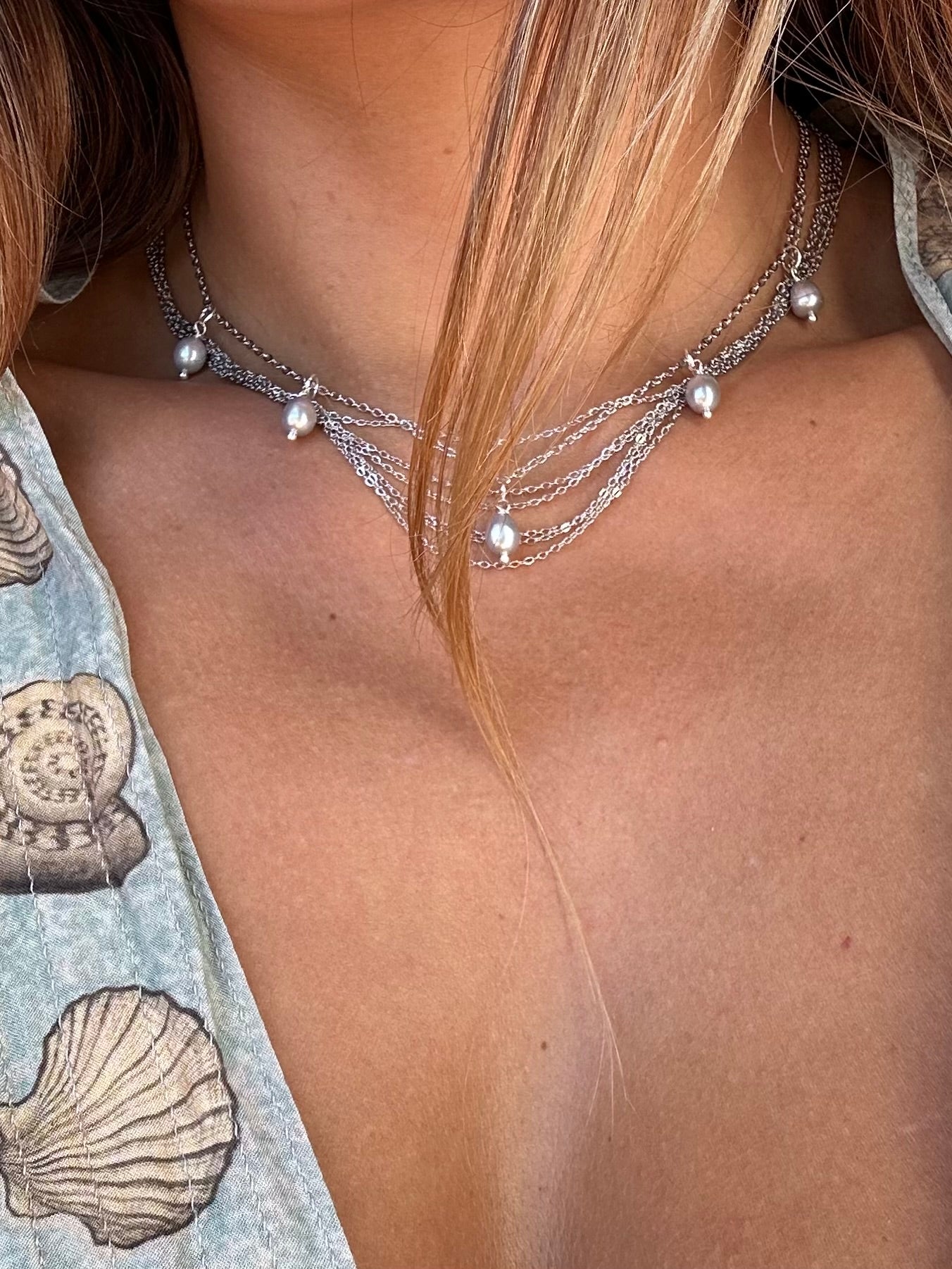 Collier en perles d’eau douce breloques