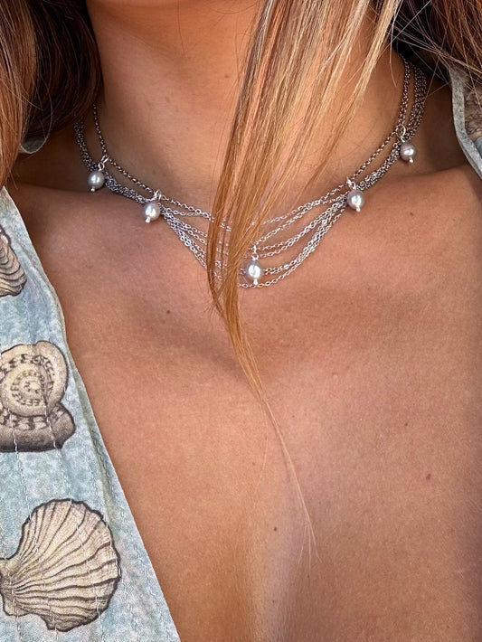 Collier en perles d’eau douce breloques