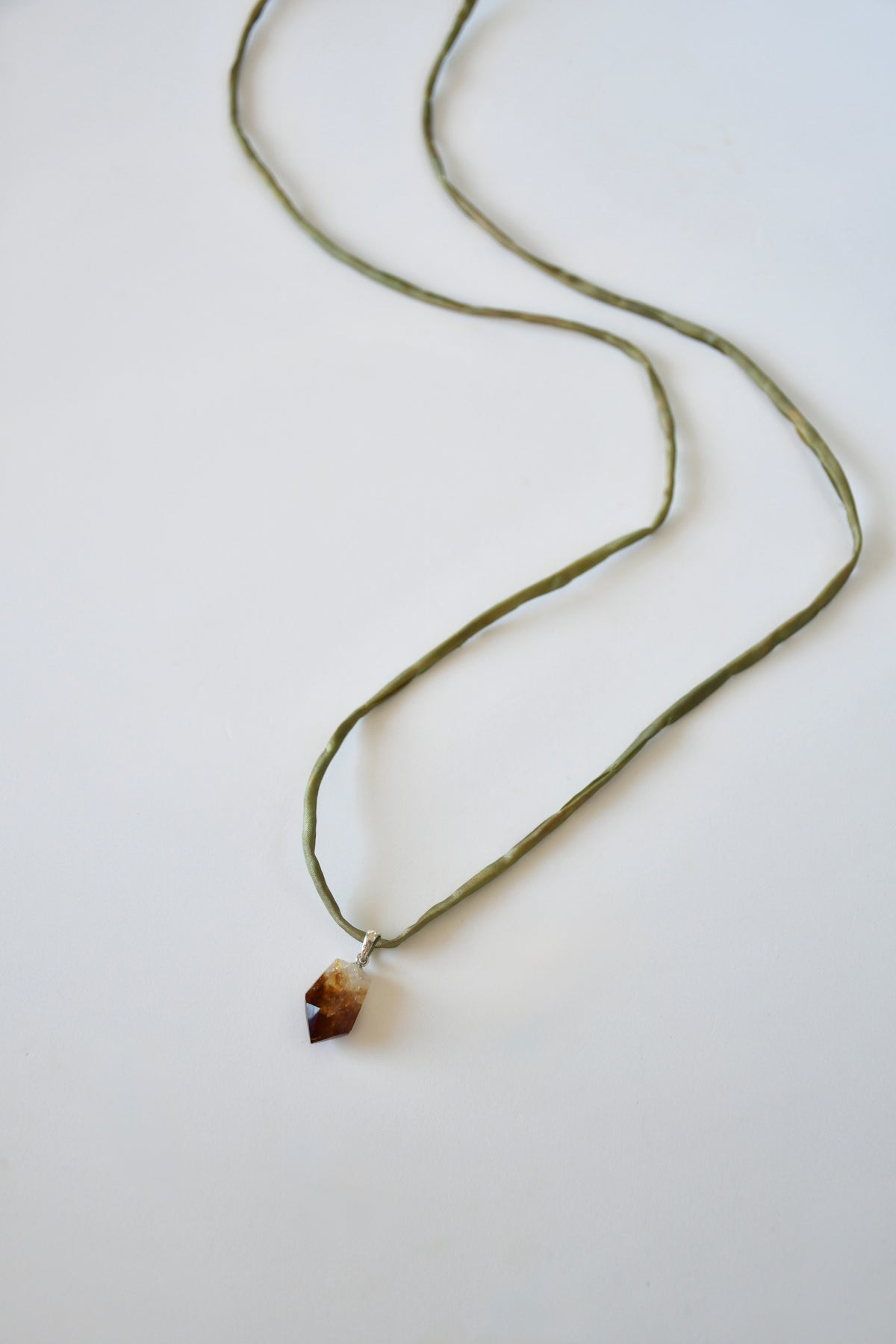 Collier Citrine sur soie — La Lumière Solaire