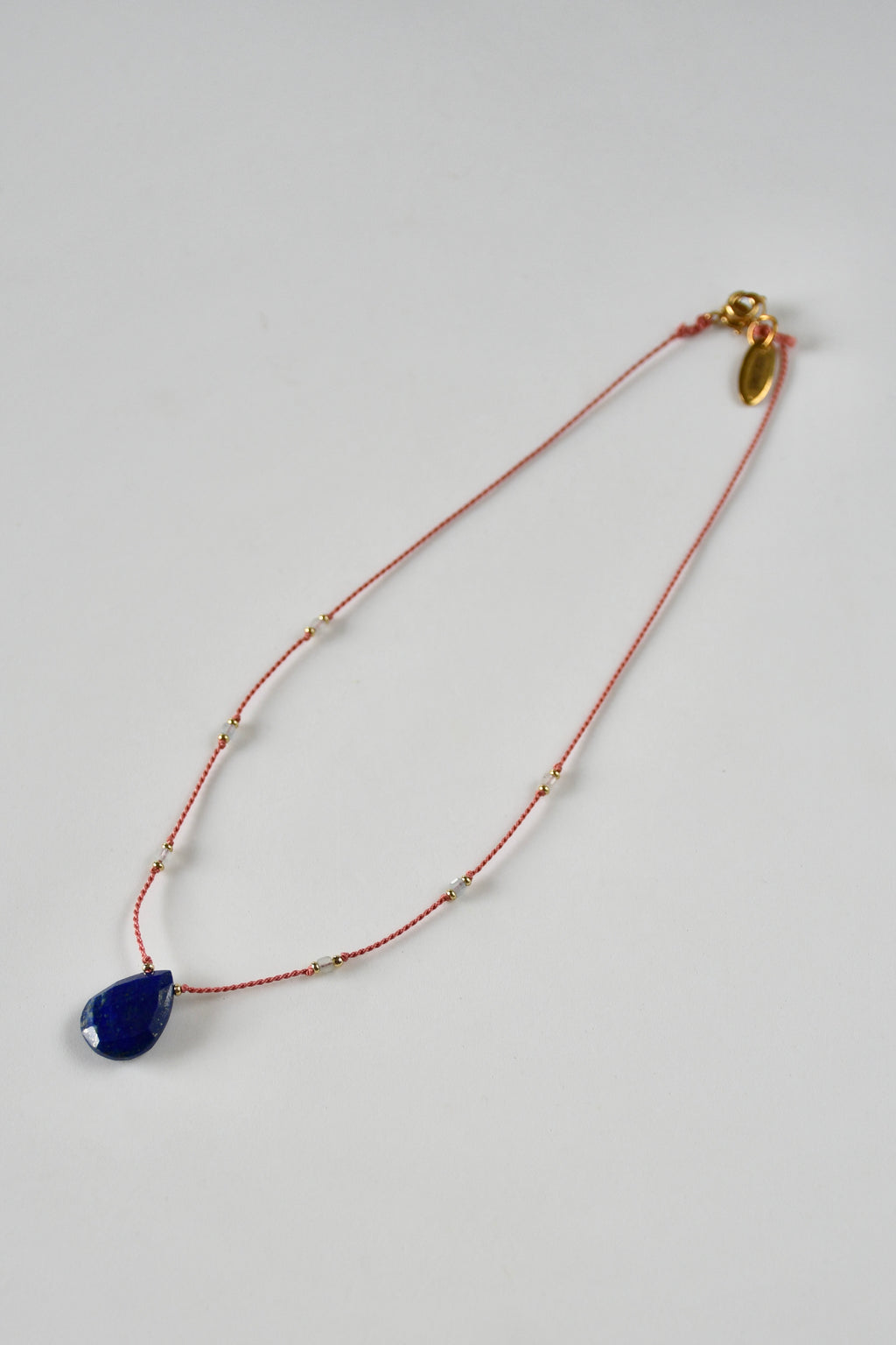 Lapislazuli- & Aquamarin-Halskette auf Seide