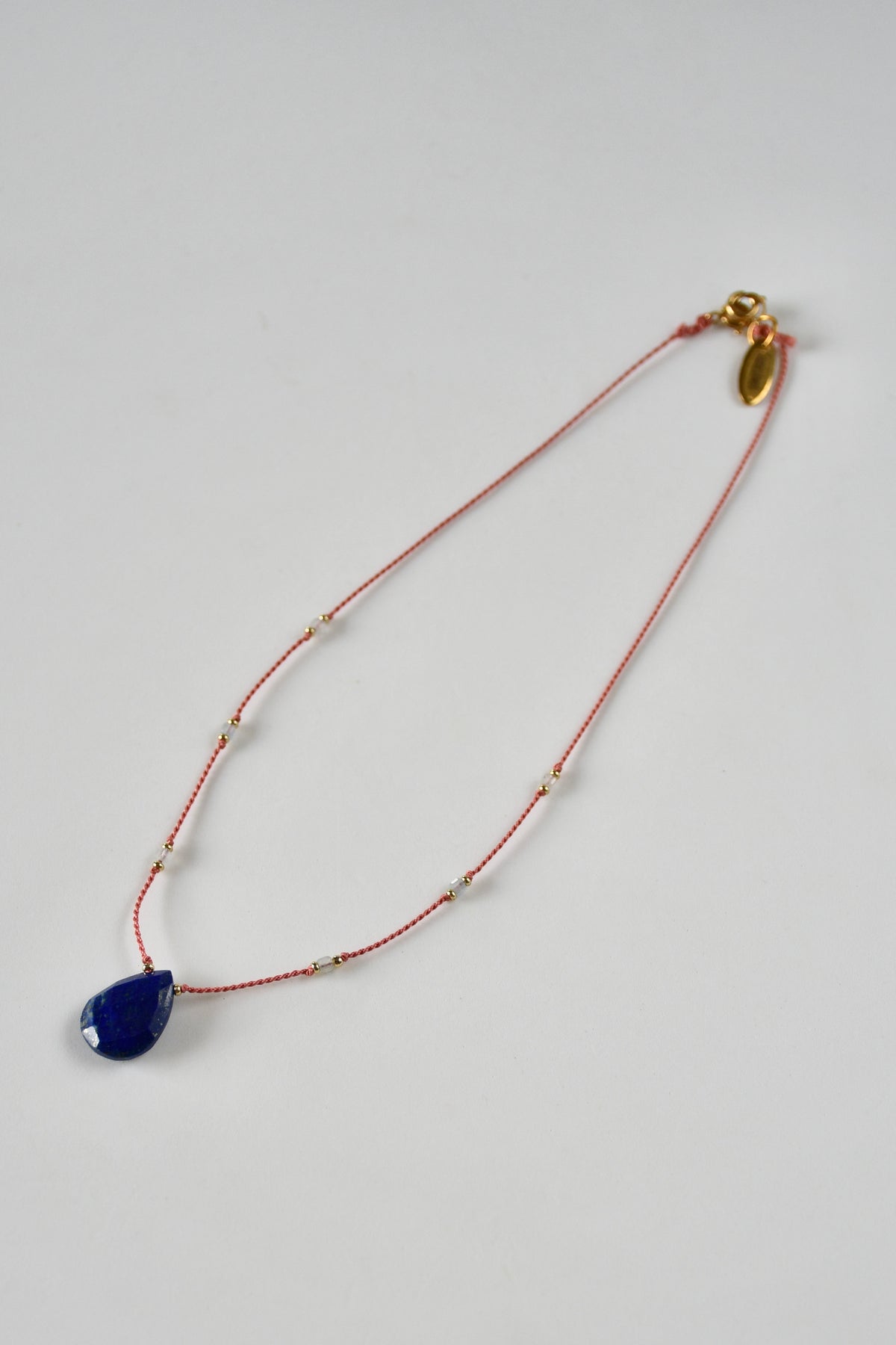 Lapislazuli- & Aquamarin-Halskette auf Seide