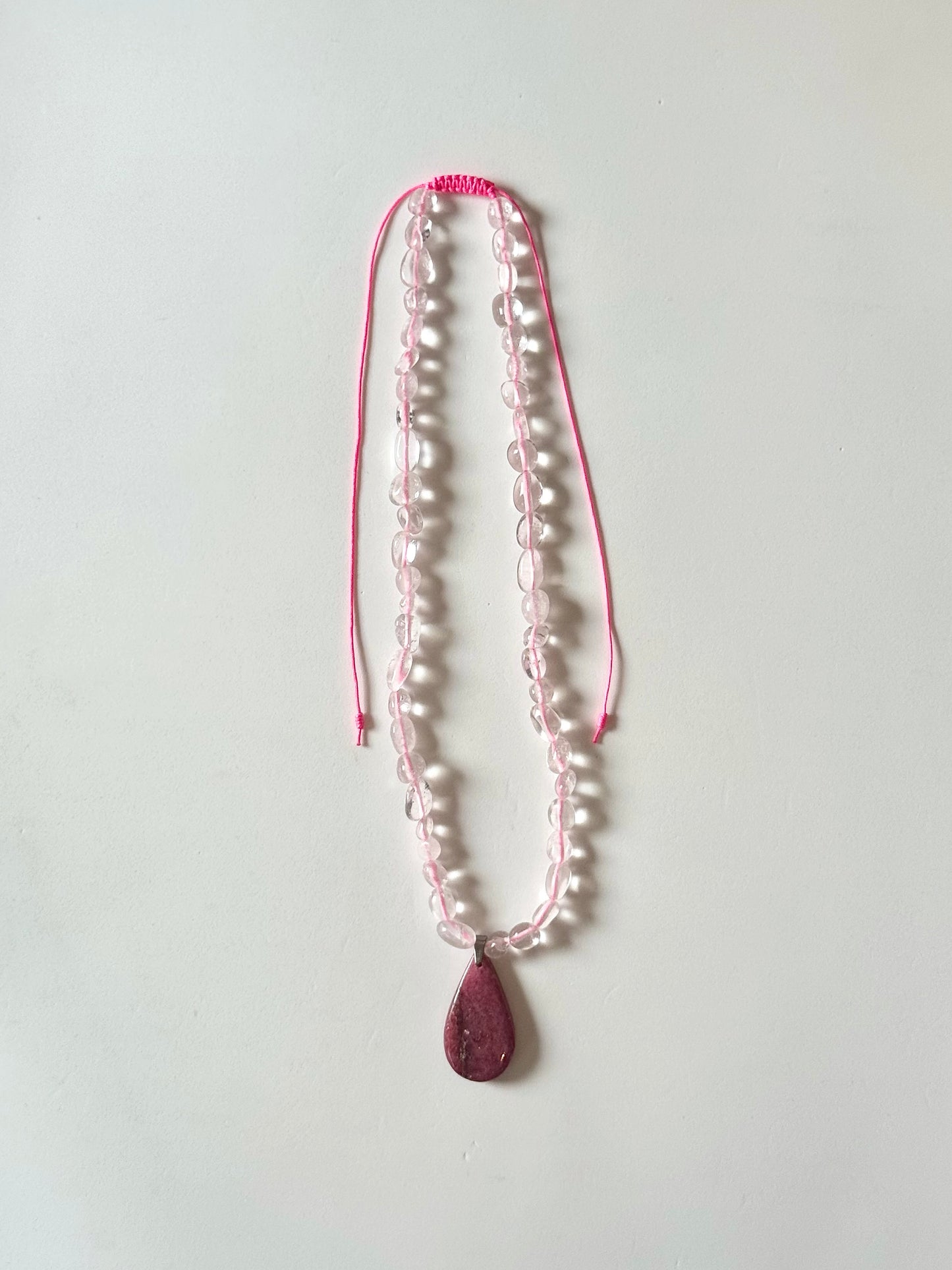 Collier Rhodonite & Cristal de roche sur nylon rose