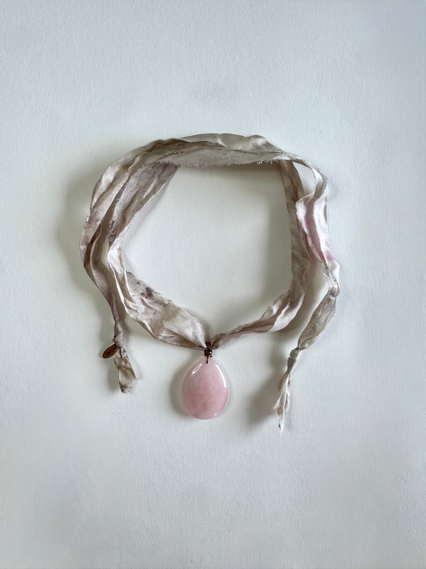 Collier Quartz rose sur cuivre et ruban de soie — La Douceur Retrouvée