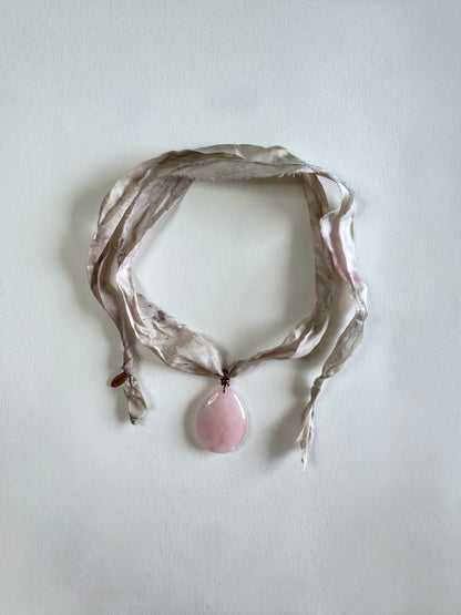 Collier Quartz rose sur cuivre et ruban de soie — La Douceur Retrouvée