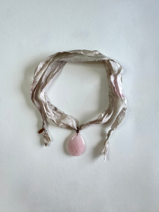Collier Quartz rose sur cuivre et ruban de soie — La Douceur Retrouvée
