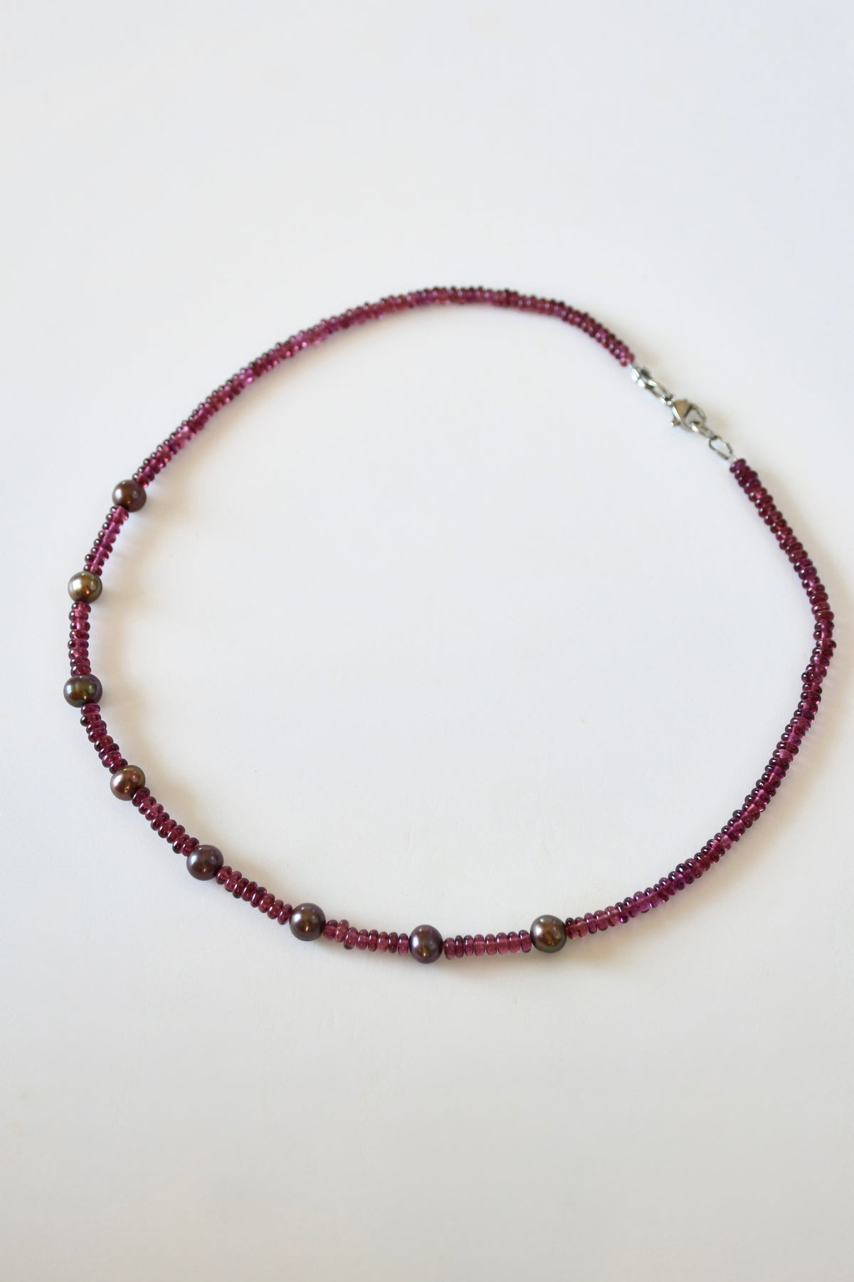 Collier Grenat Rhodolite & Perles d’eau douce — La passion silencieuse