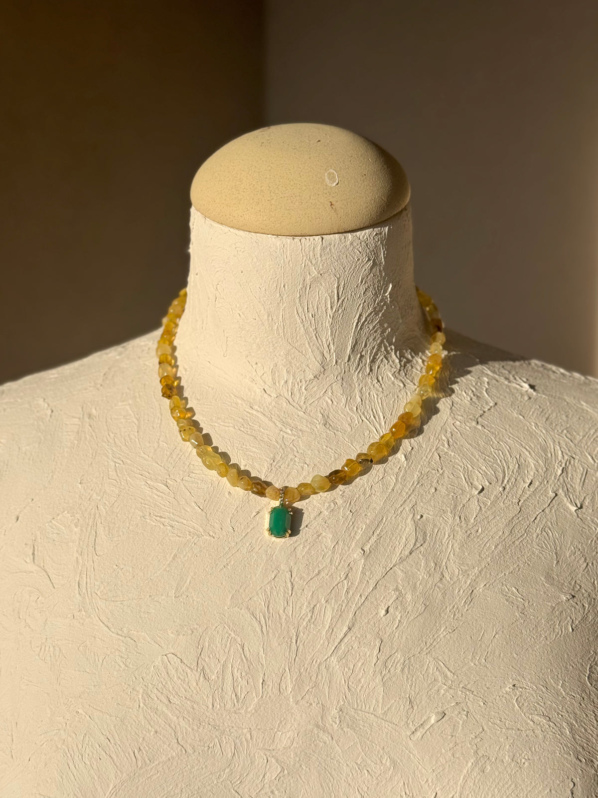 Collier Onyx & Opale jaune — Sagesse intérieure et lumière confiante