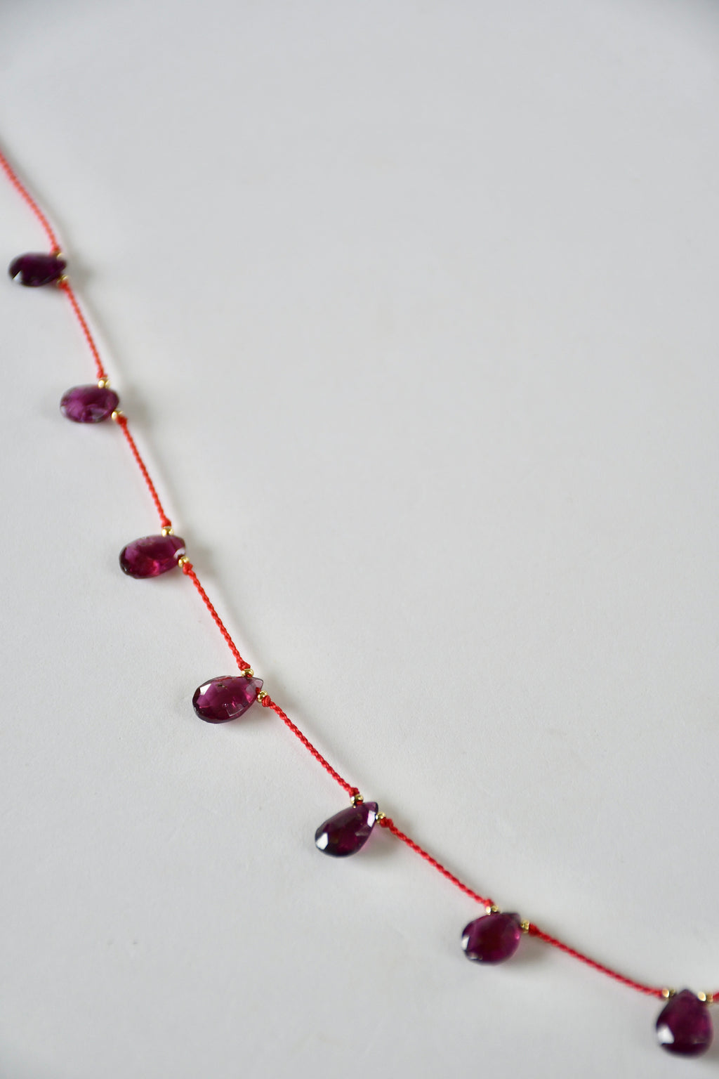 Collier Grenat sur soie