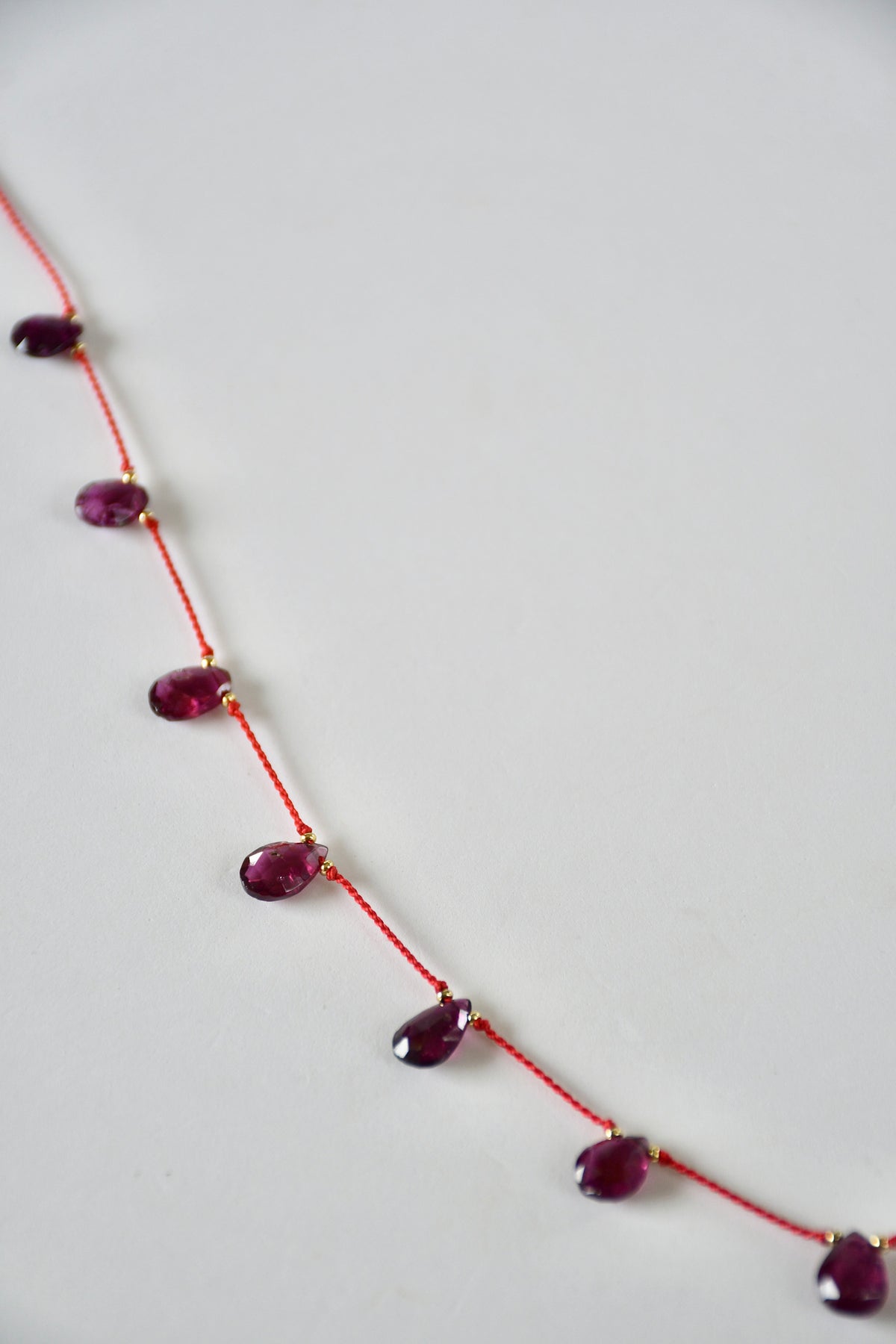 Collier Grenat sur soie