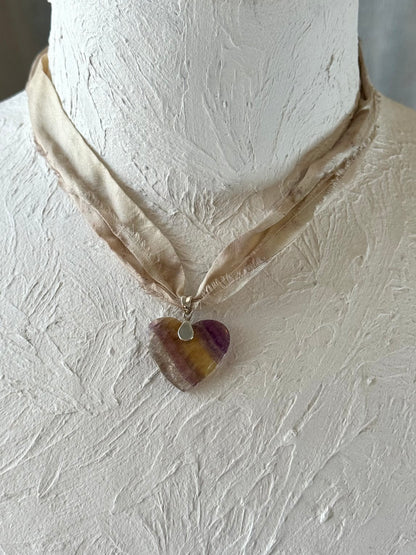 Collier Fluorite sur ruban de soie — L’Esprit Clarifié