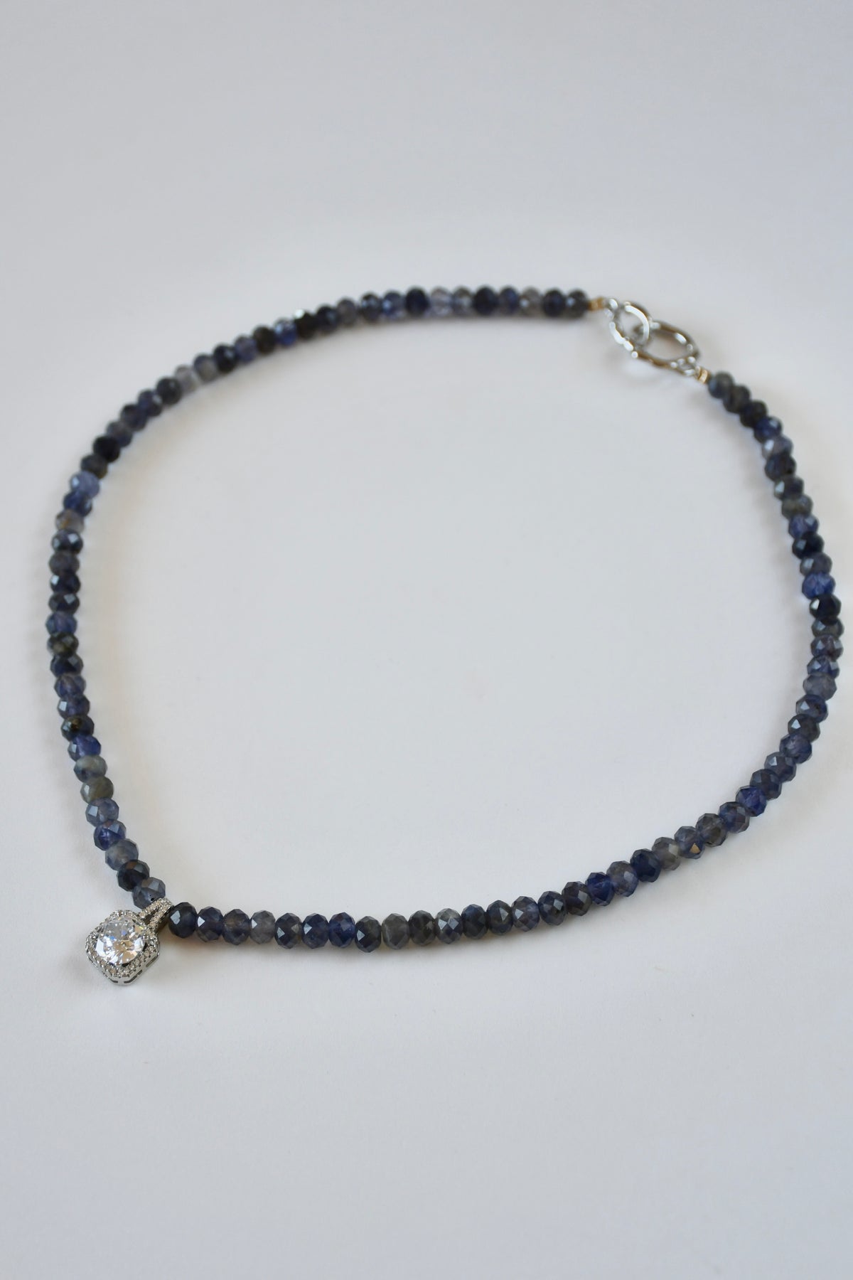 Collier Iolite & Zirconium — Vision intérieure et guidance intuitive