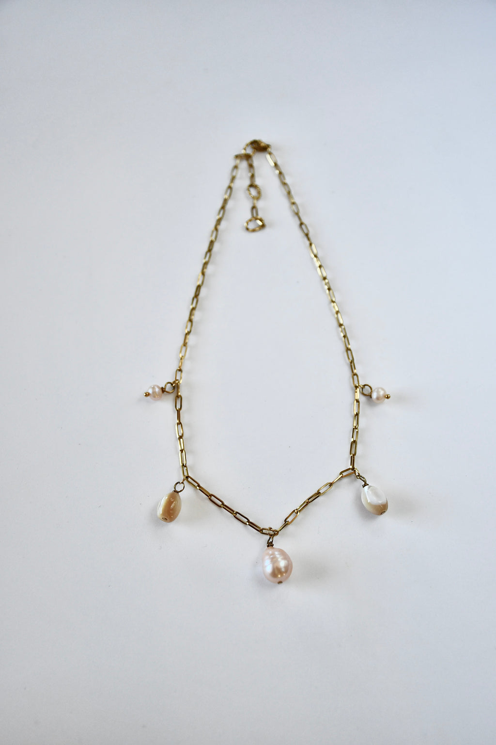 Collier Charms perles d’eau douce & nacre
