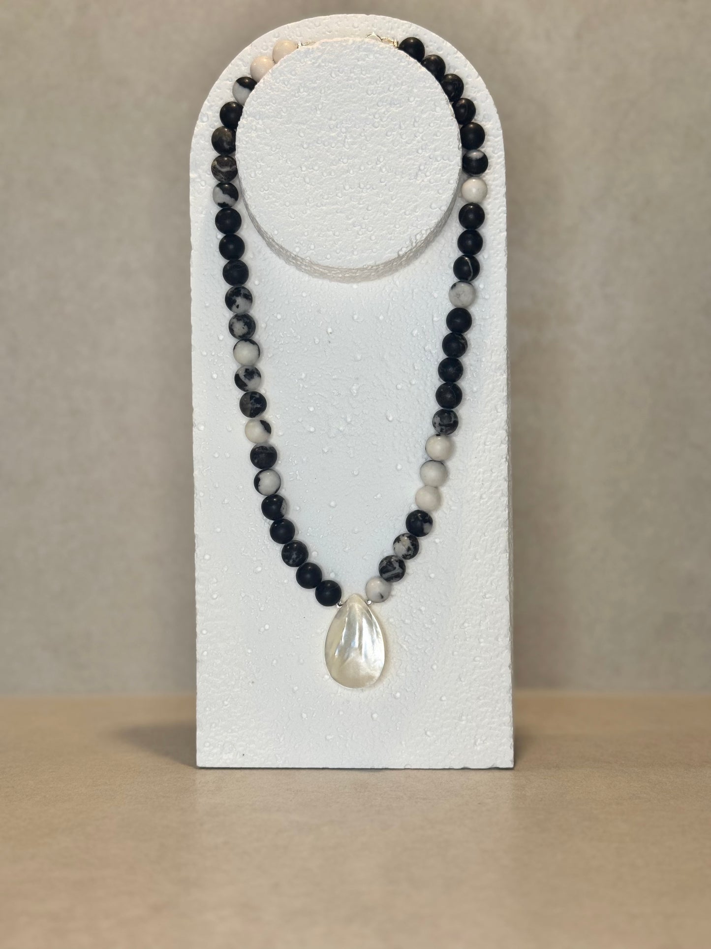 Collier Jaspe Zèbre & Coquillage nacre — L’équilibre entre la terre et la mer