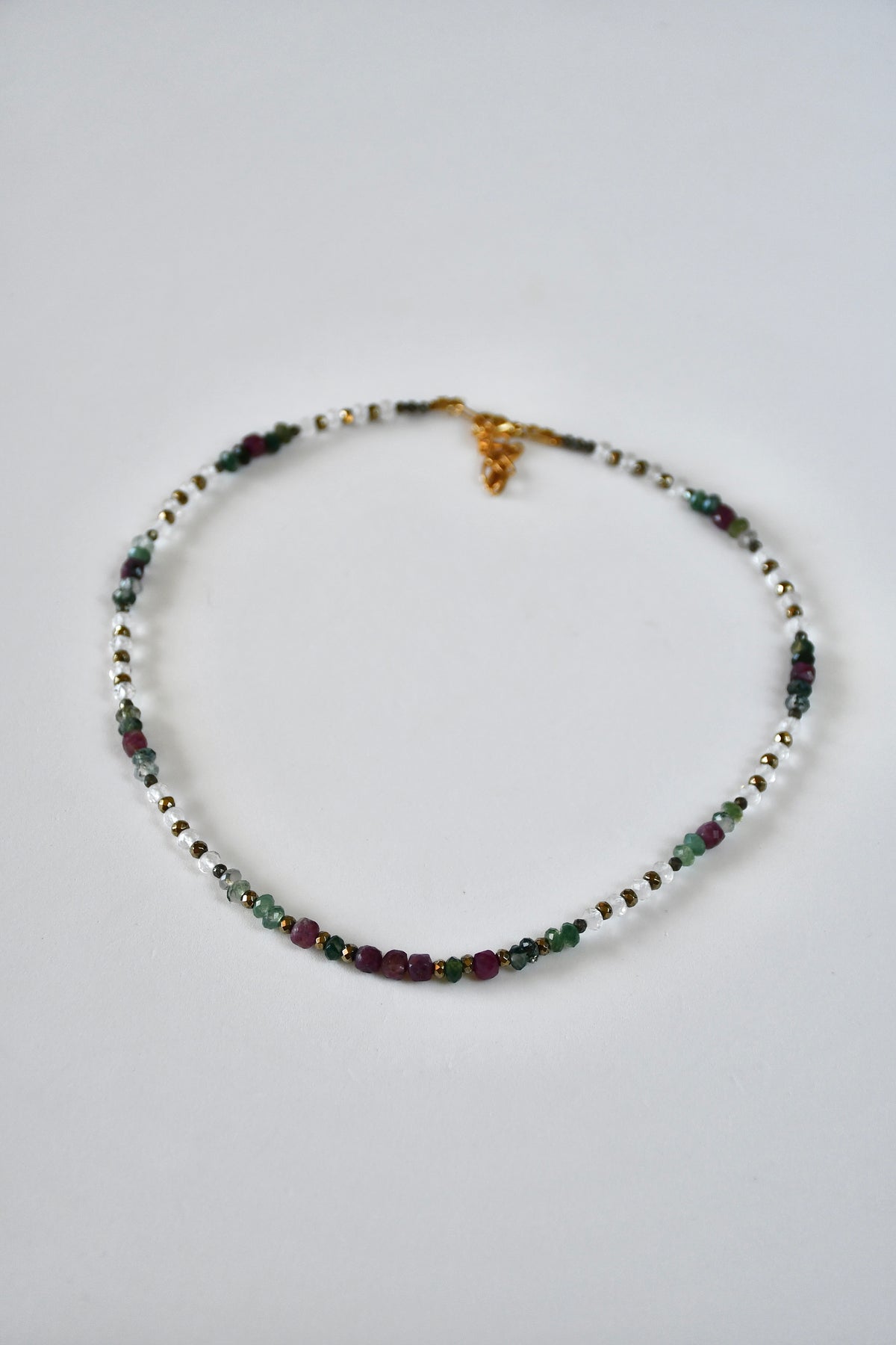 Collier fin Cristal de Roche, Agate Mousse, Tourmaline rose & Pyrite – Harmonie, enracinement et lumière