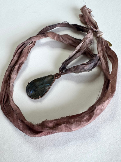 Collier Labradorite sertie Cuivre sur ruban de soie — Le Voile de Mystère