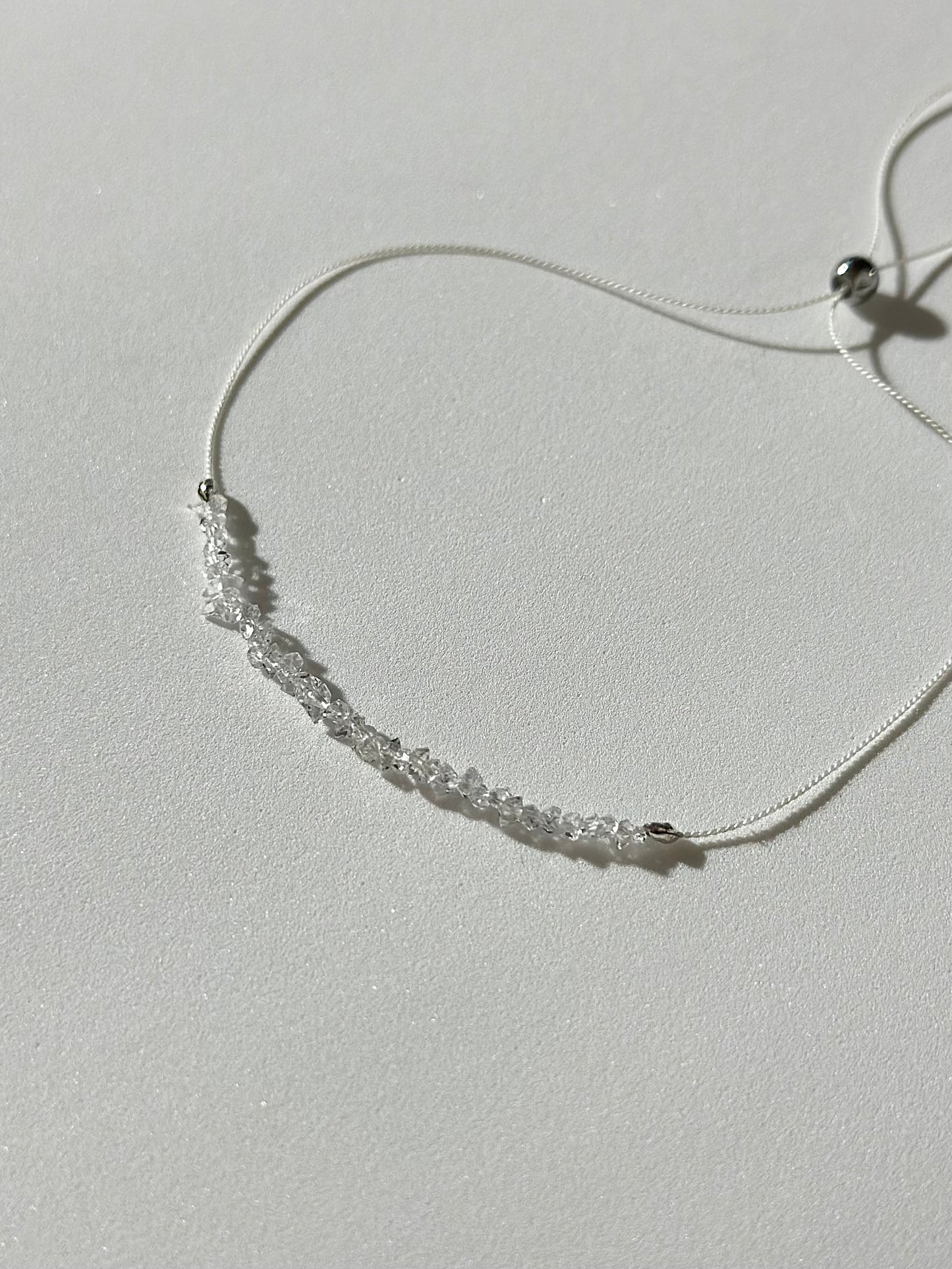 Divers bracelets sur fil de soie