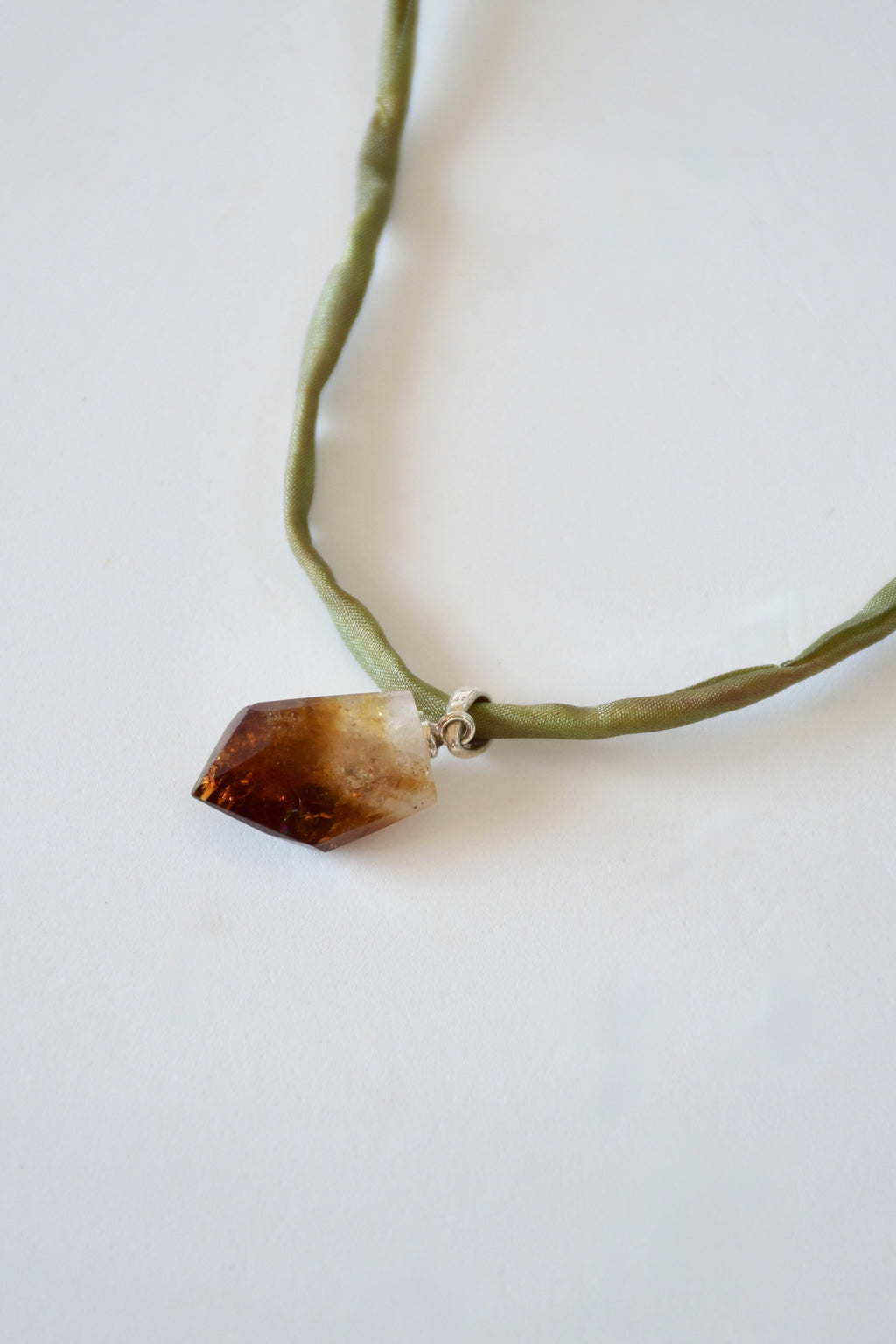 Collier Citrine sur soie — La Lumière Solaire
