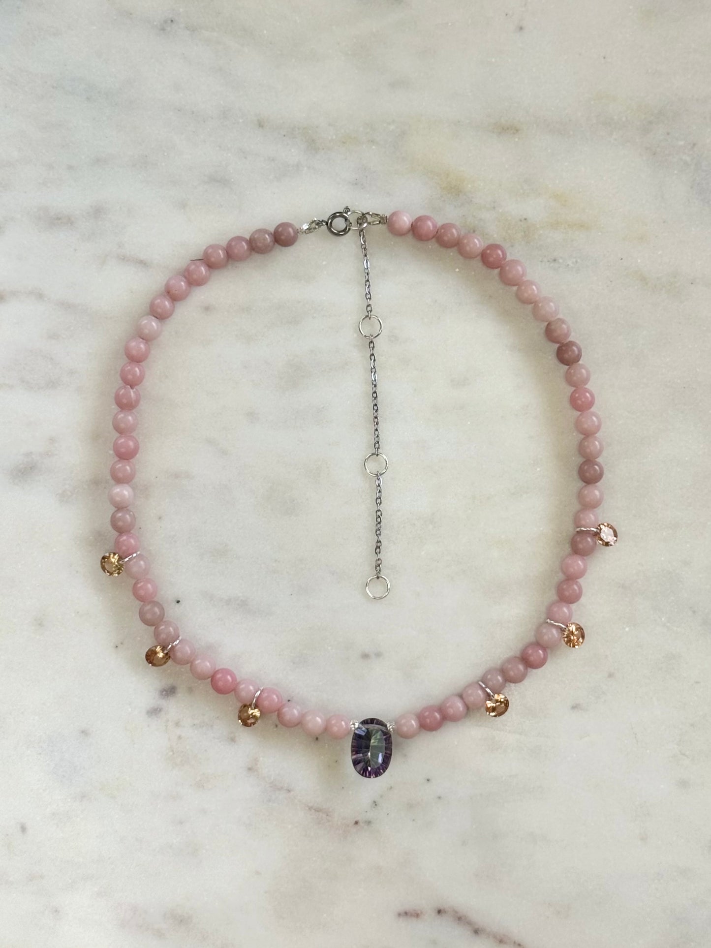Collier Opale rose & Cristal — La tendresse à l’état pur