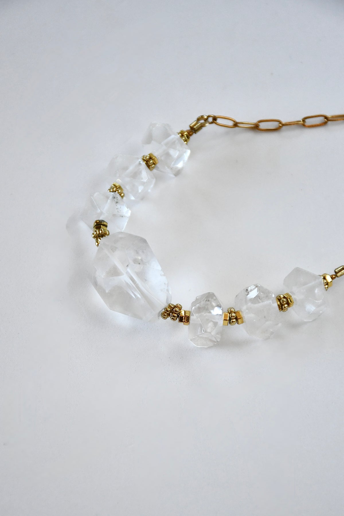 Collier Cristal de roche et Hématite – Clarté et Ancrage
